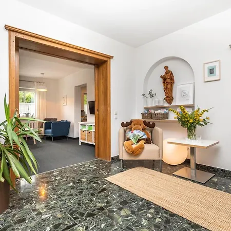 לינה וארוחת בוקר Haus Deutinger 3*