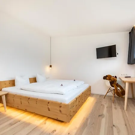 לינה וארוחת בוקר Haus Deutinger 3*