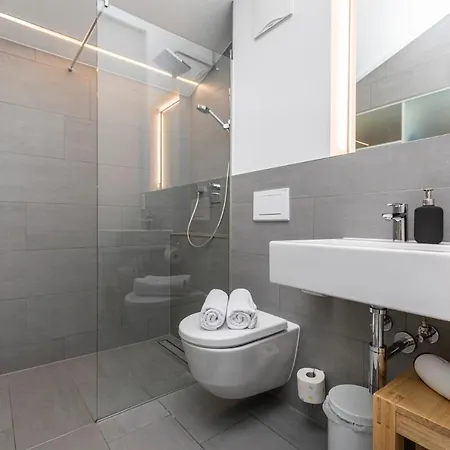 לינה וארוחת בוקר Haus Deutinger 3*