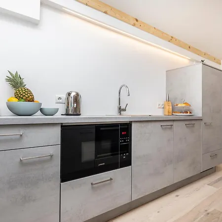 Haus Deutinger Bed & Breakfast 3*